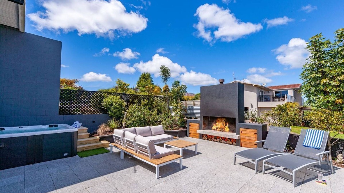 Hilltop House | Lakeview Lookout