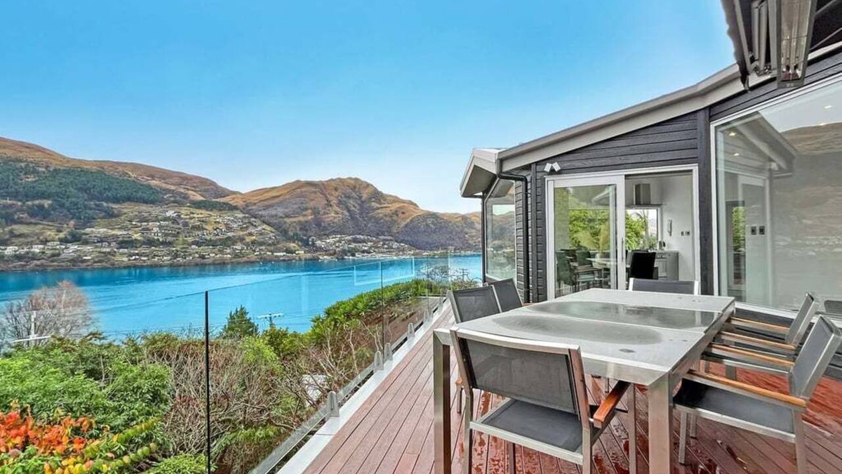 Kelvin Heights House | Lakeview Spa Retreat | Peninsula Escape