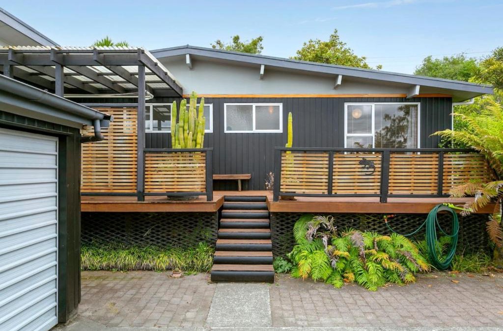 Nukuhau House | Lancewood Cottage, fireplace, walk to Taupo