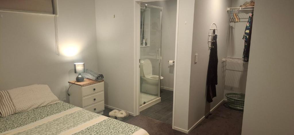 Christchurch Bed & Breakfast | Landing Ensuite Room