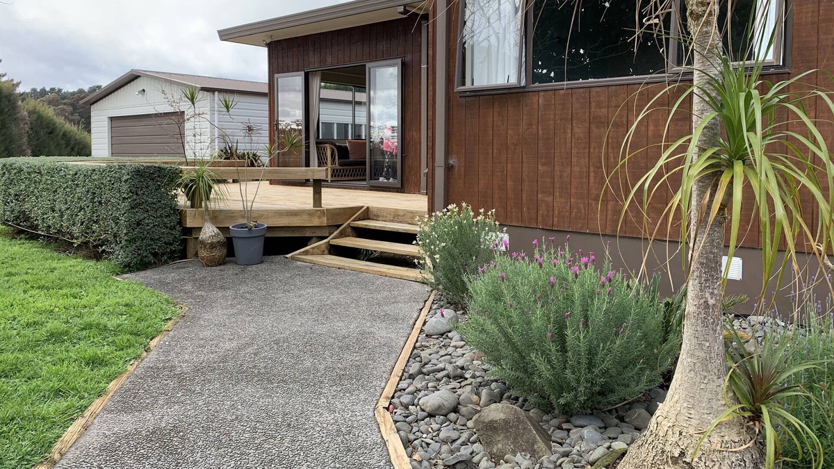 Katikati House | Large country house on orchard close to hot pools; bush walks and Waihi beach.