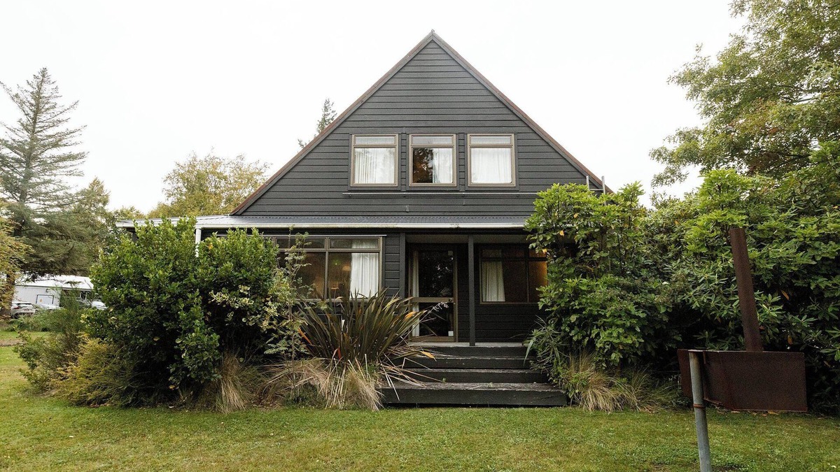 Ohakune Cabin | Large Group Lodge in Ohakune Sleeps 18 Roaring Fire Next to Carrot Park