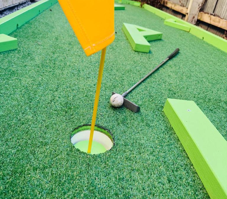Linwood Villa | Large house w 6 bedrooms w Ensuites, Games Room w PS5 and Arcade, Free Parking, 4min to Stadium, Mini Golf, Central, Cinema