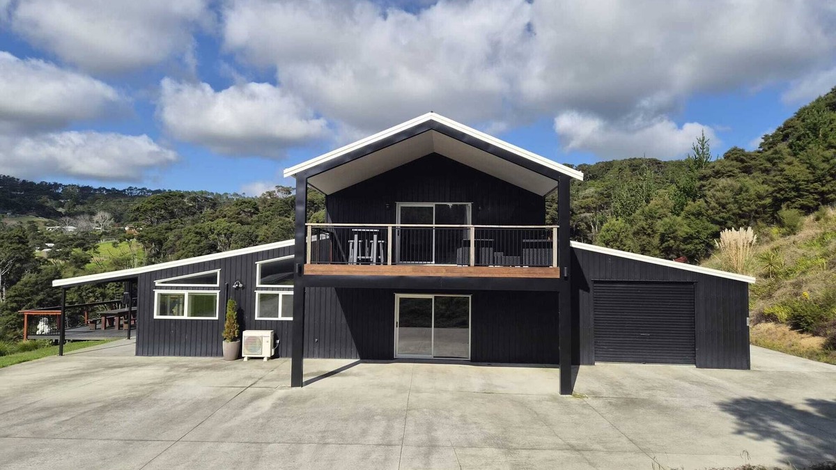 Helensville House | Large luxurious American Barn style property, surrounded by native bush.