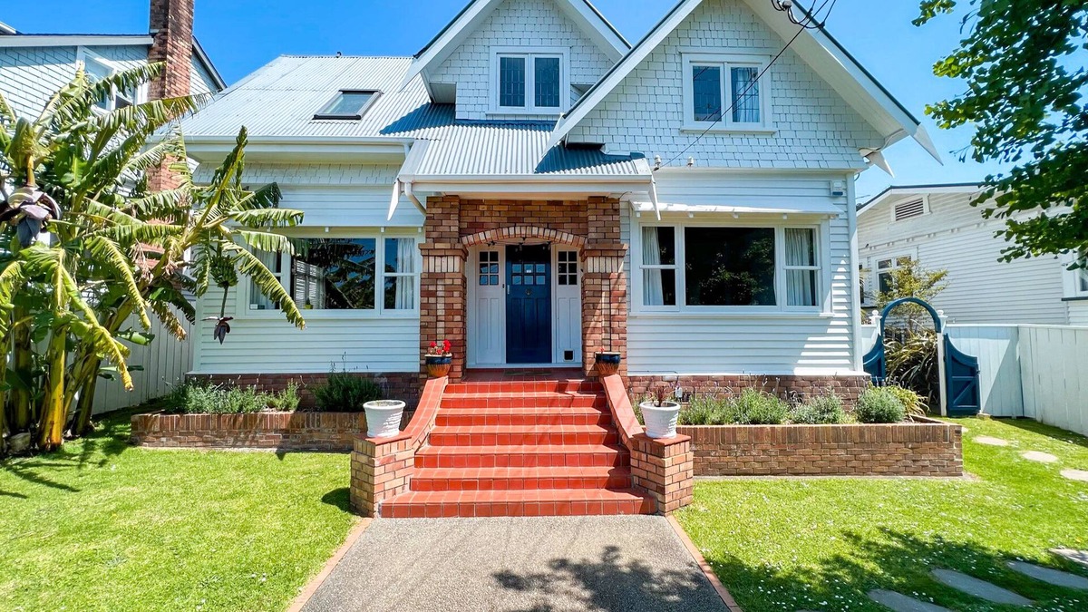 Mount Albert House | Large Premier Character Home With Pool - 28 day minimum stay