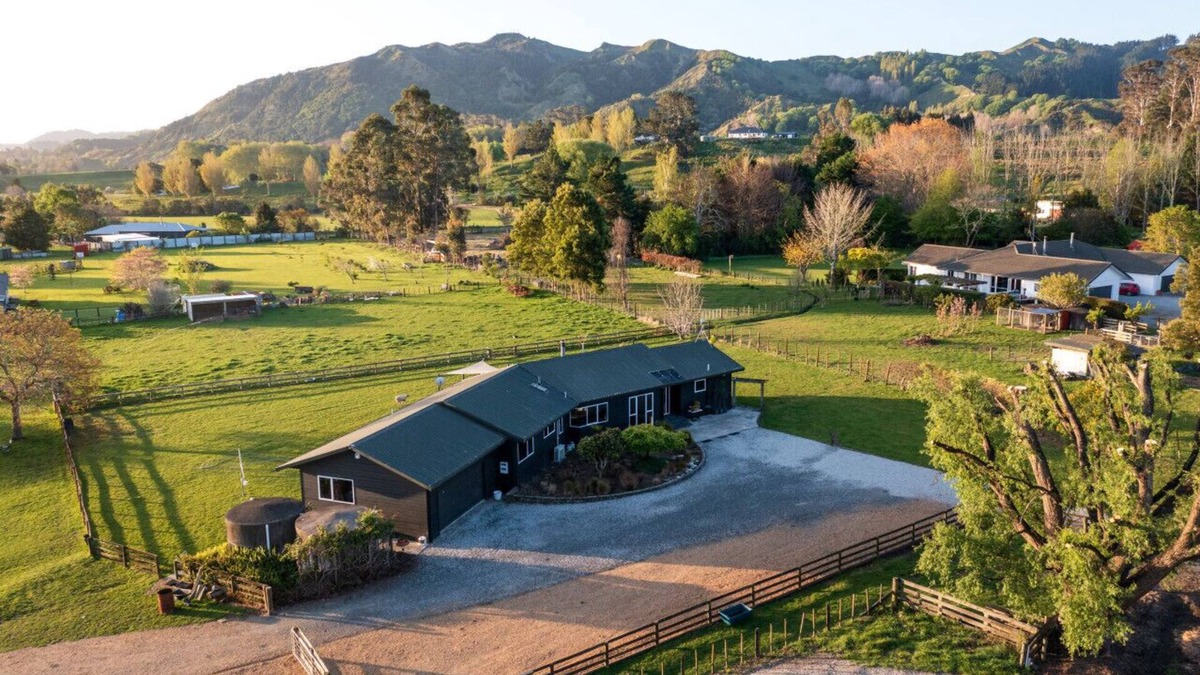 Gisborne Other | Large Quiet Farm House | Mins to CBD