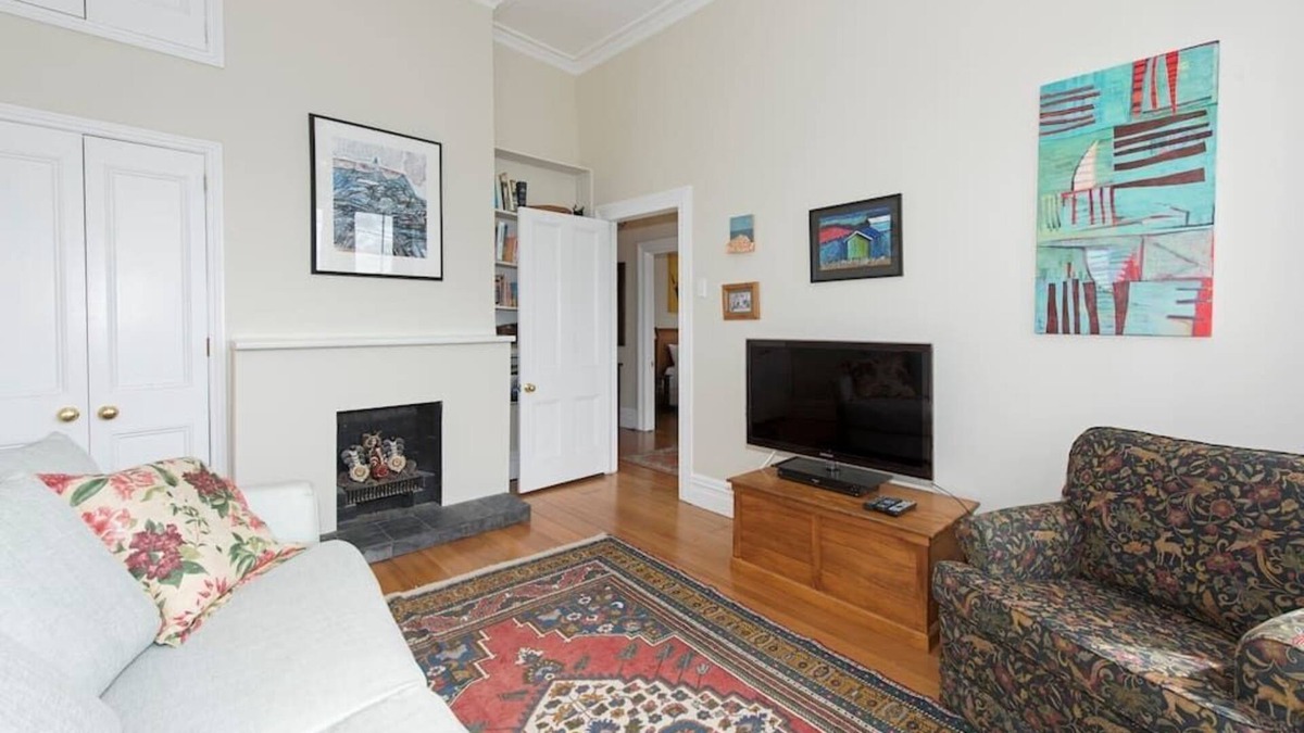 Devonport House | Large Spacious family home,close Devonport& Beachs