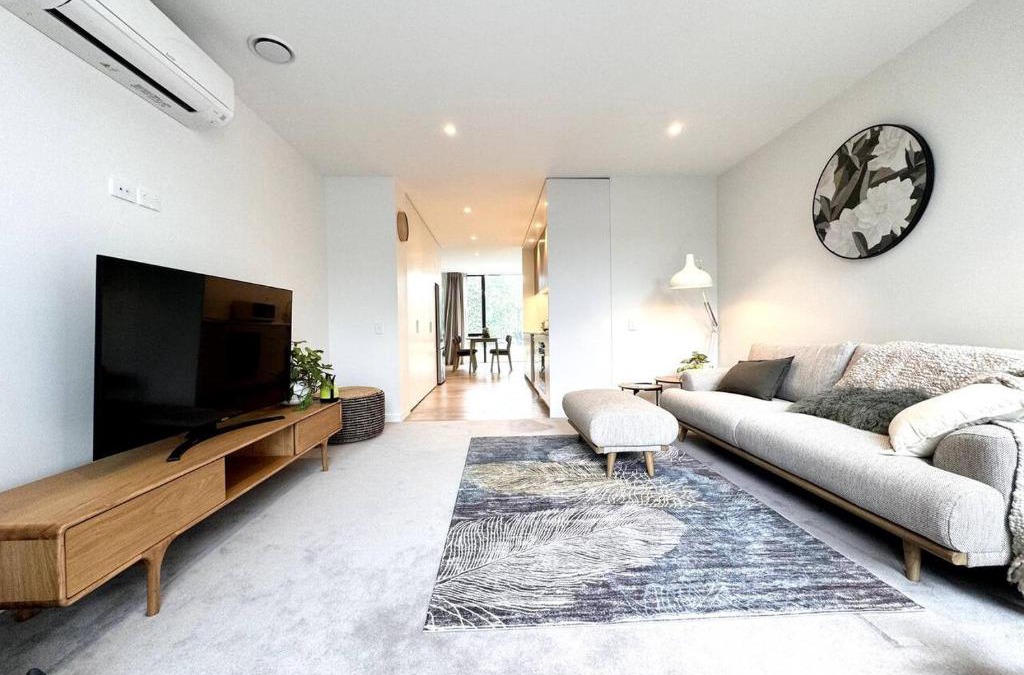 Christchurch City Centre House | Latimer Square View Townhouse with Balcony and Free Parking