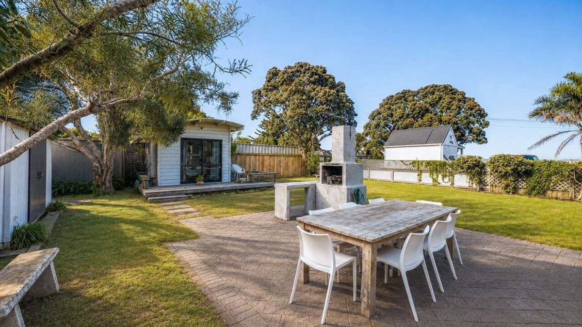 Surfdale House | Le Belle on Blake by Waiheke Pure, sunny, flat and just steps away from the beach.