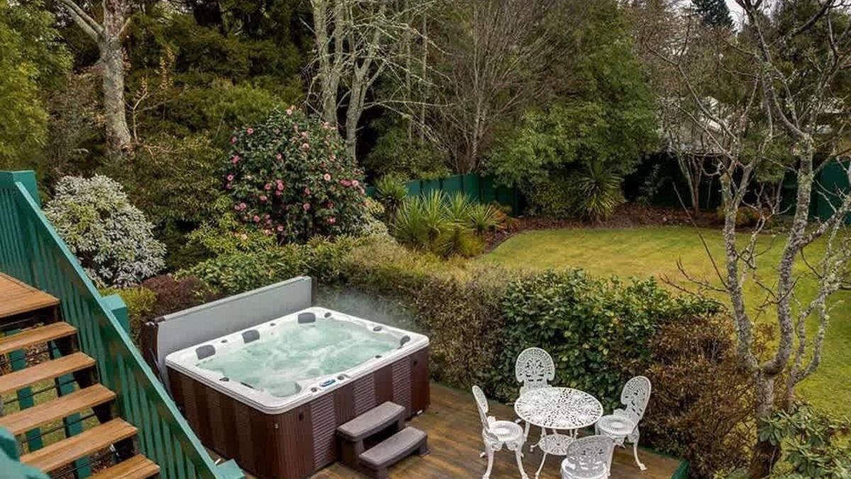 Lynmore House | Leo's Place - Hot Tub, Ride to Redwoods, Sleeps 9