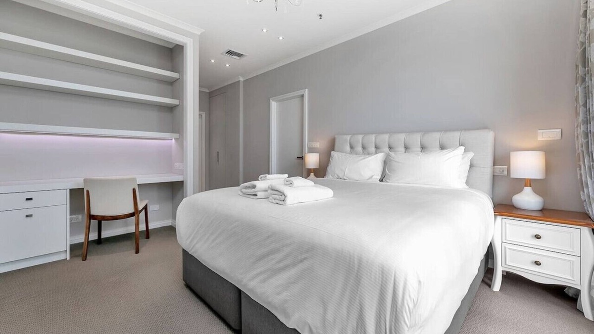 Auckland Central Business District Apartment | Level 27 3 Bed Harbour Bridge & Viaduct Views