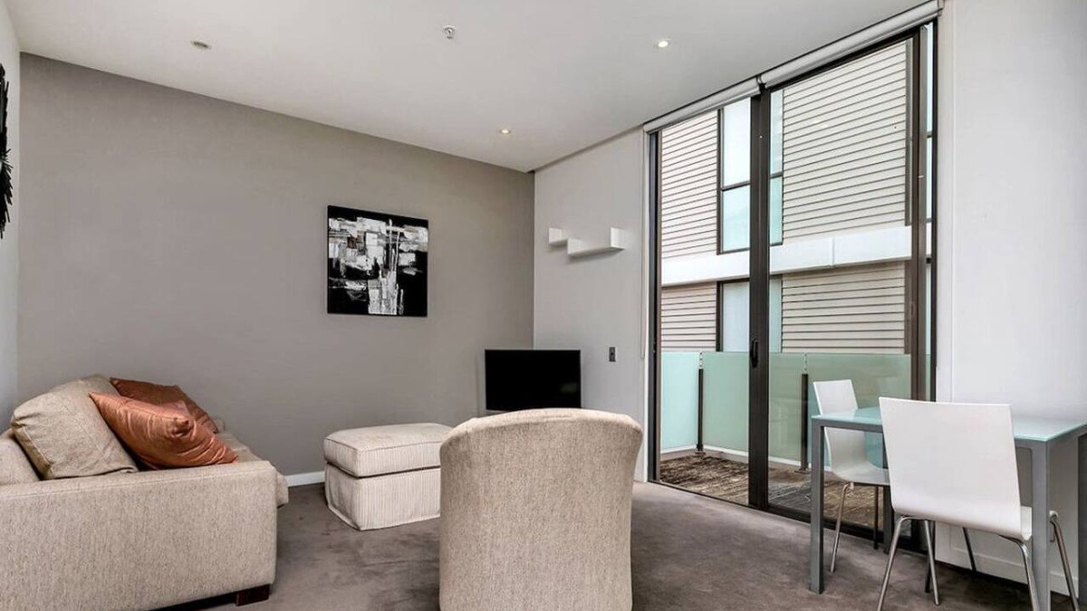 Auckland Central Business District Apartment | Lighter Quay - Pool & Gym Parking - Stair Access