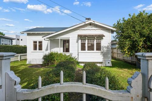 Mount Roskill House | Lime Tree Cottage - 7 mins to Eden Park