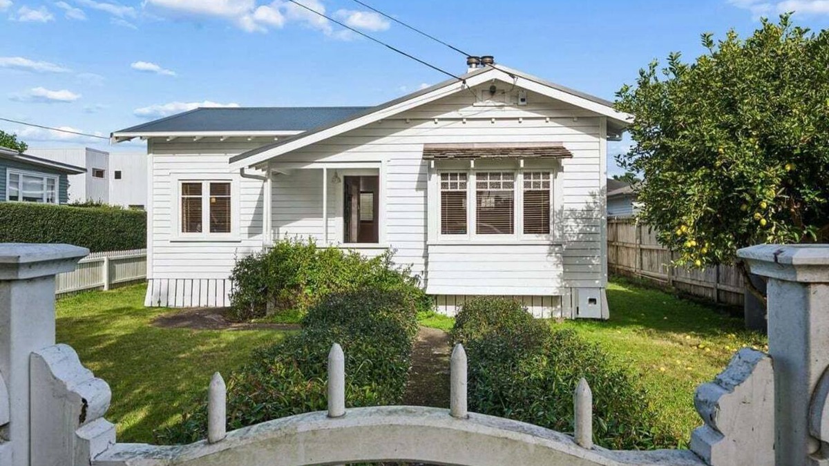 Mount Roskill Cottage | Lime Tree Cottage - Mt Roskill