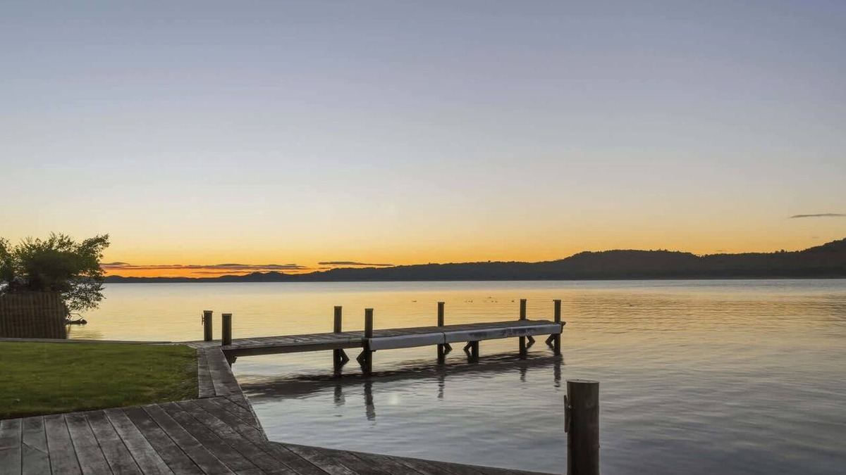 Rototai House | Lion House - Lakefront Spa, Private Beach & Jetty