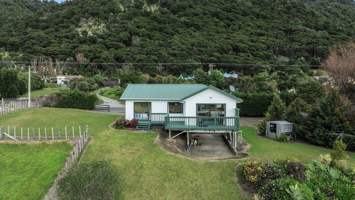 Te Kaha House | Little Kowhai - Te Kaha Holiday Home