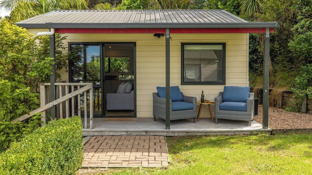 Oneroa House | Little O Hideaway — Walk to the Beach