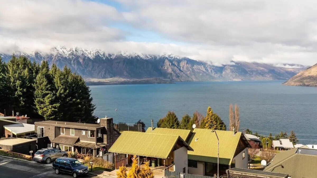 Fernhill Cabin | Live the Queenstown dream amid panoramic views, cozy fire, & full amenities!