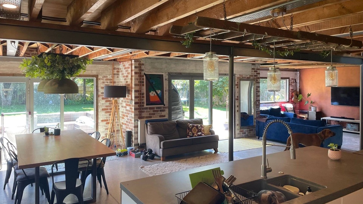 Lynmore House | Loft Style Living Close to Redwoods, bar, bakery. Perfect for Family's, MBikers.
