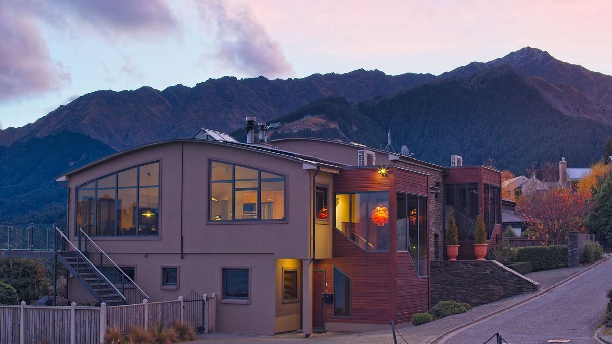 Queenstown Villa | London Retreat - 8 beds, 6+ baths, 16 guests, 5 stars.
