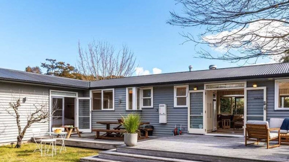 Two Mile Bay House | Loulou Lodge - family fun, close to lake