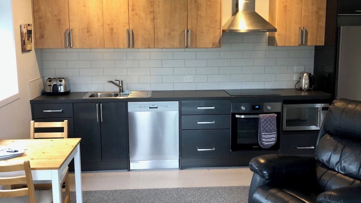 Cambridge Apartment | Lovely 1 bedroom - 1 bathroom unit. Self contained with full kitchen.