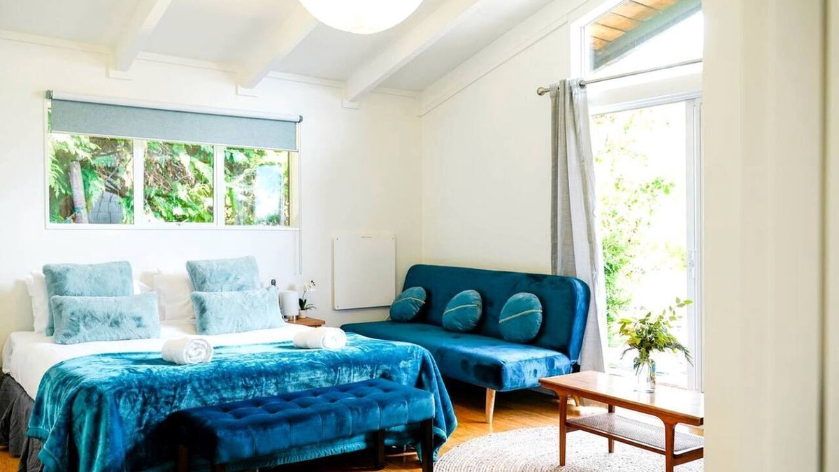 Sunshine Bay Cottage | Lovely Queenstown Accommodation with Lake Views
