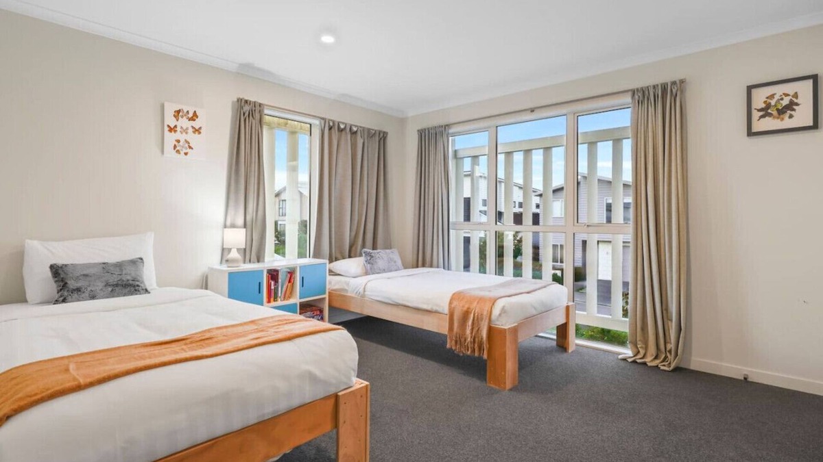 Hobsonville House | Lux Modern 3BR Family House |Fenced Yard & Big TV,