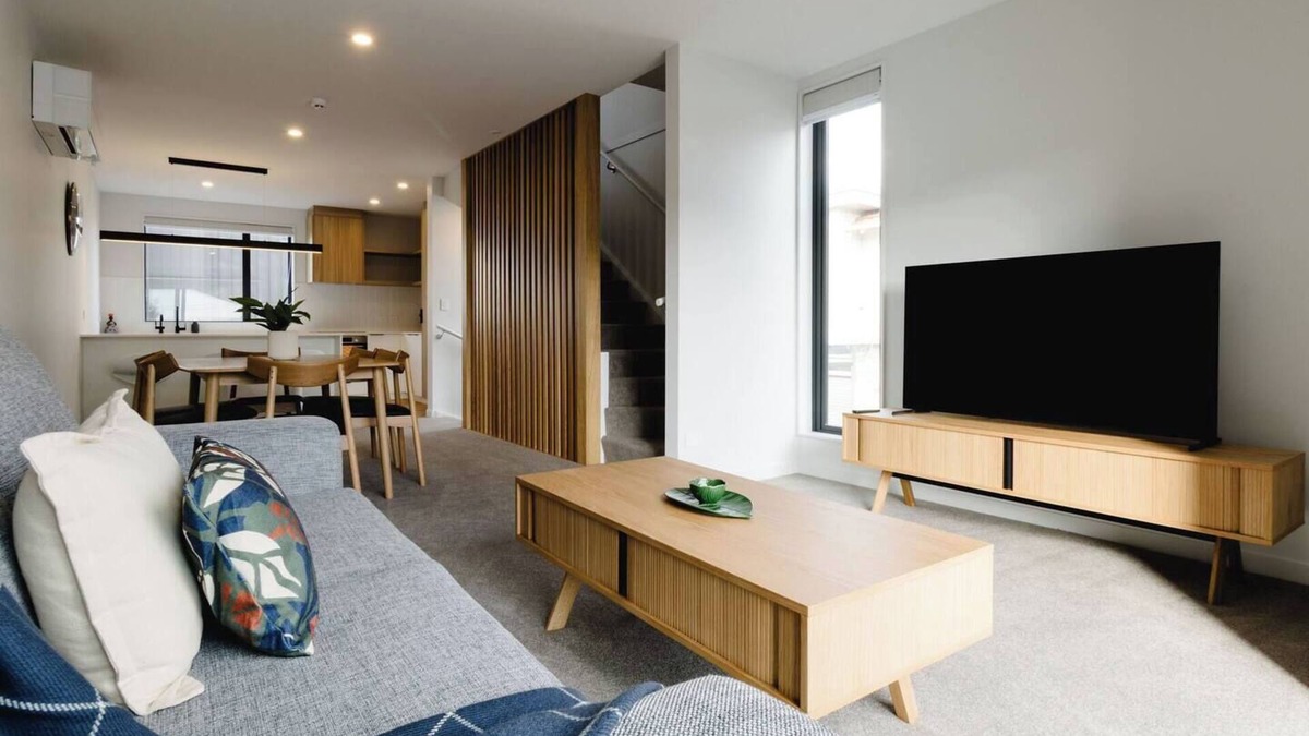 Wellington House | Luxe 3BR Townhouse | 2Bath + Private Garage in CBD