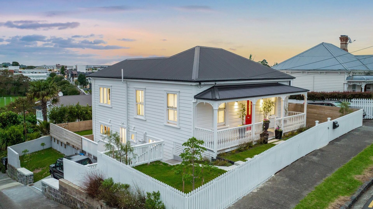 Kingsland House | Luxurious 4 Bed Grey Lynn House - SPECIAL 30% DEAL SEPTEMBER Central Auckland.