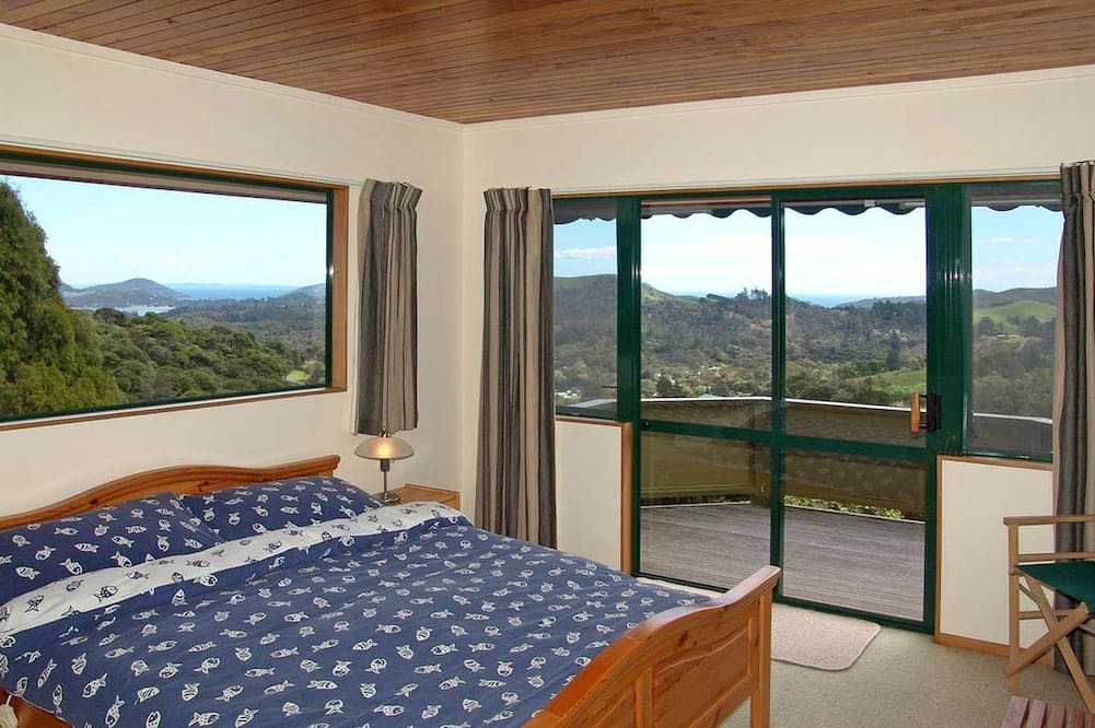 Coromandel Cabin | Luxurious Bed and Breakfast Accommodation with Sea Views in Coromandel, New Zealand