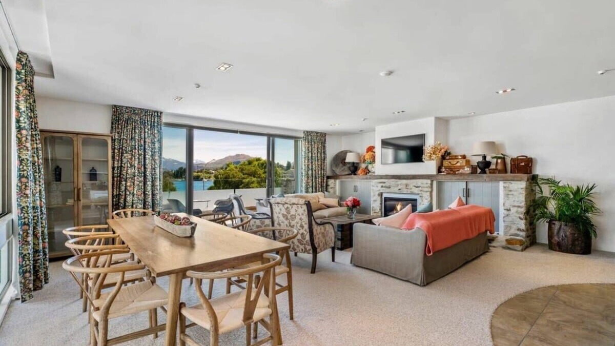 Wanaka Apartment | Luxurious Lakefront Apt w/Stunning Views