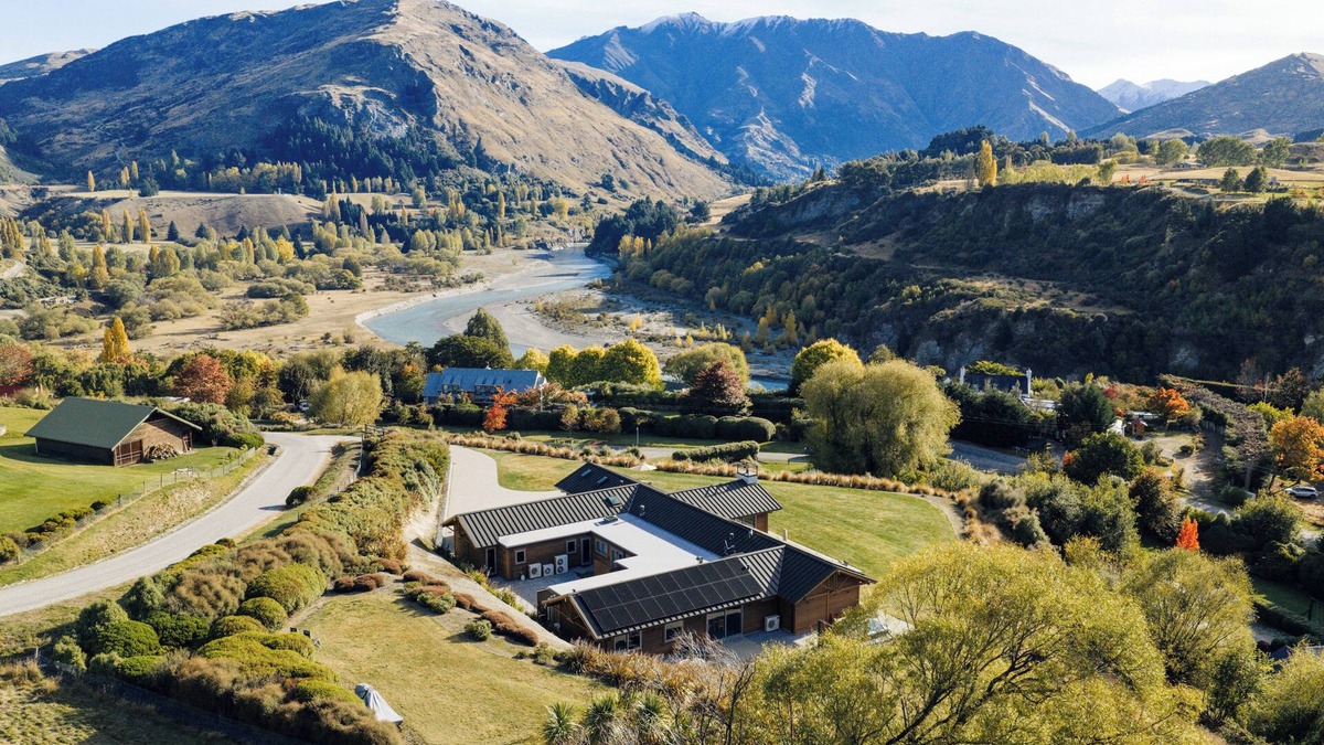 Lower Shotover Bed & Breakfast | Luxurious, private suite with steam shower and stunning river & mountain views