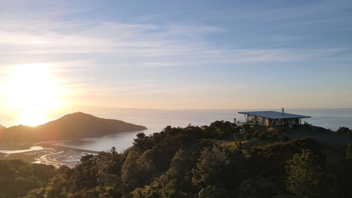 Whangamoa Villa | Luxury Accommodation in Nelson | Hot tub | Sauna | Nature | Peak View Retreat