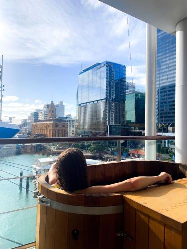 Auckland Central Business District Apartment | Luxury Apartment - Parking - Hot Tub - Stunning Views