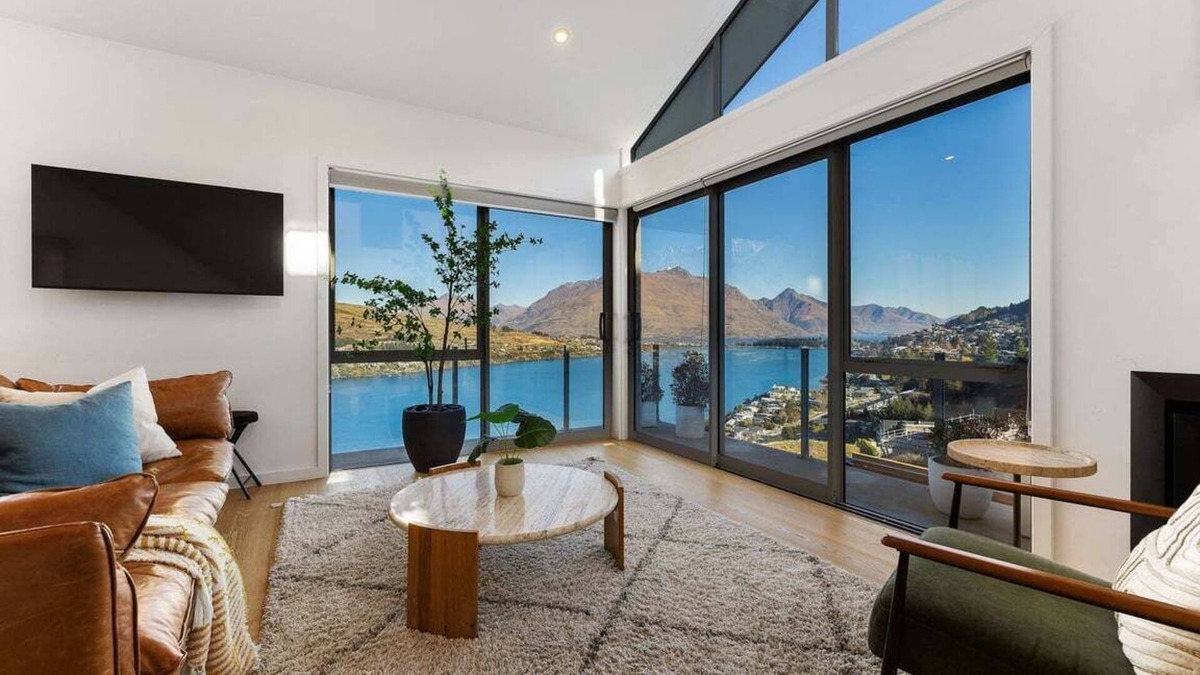 Frankton House | Luxury Away - Aurora Vista- Hot Tub-Free Parking-BBQ