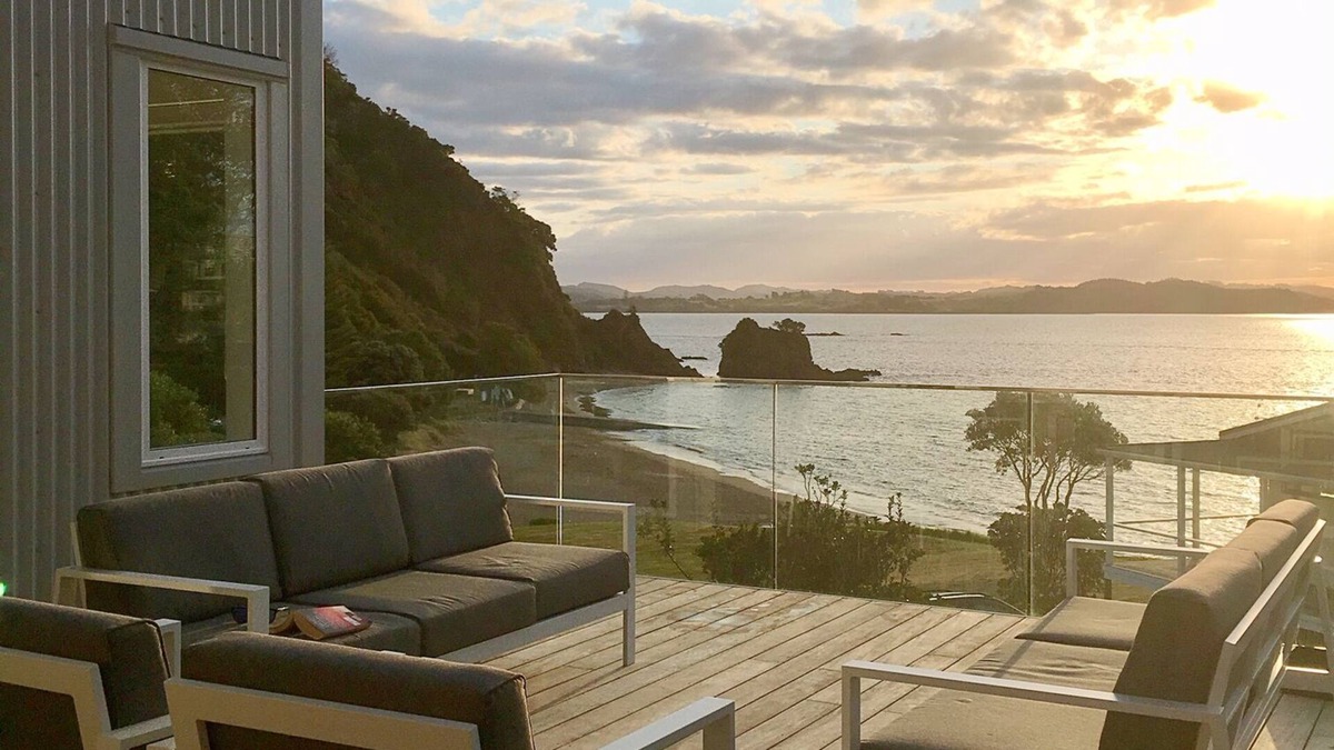 Russell House | Luxury bach with beach access