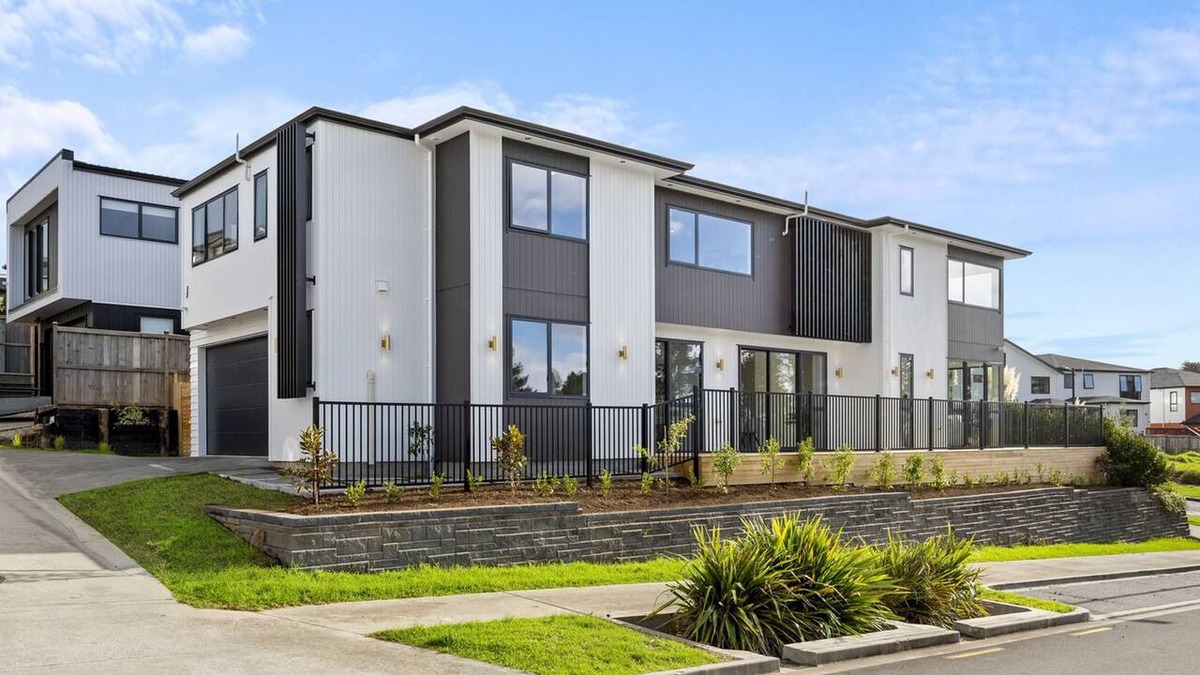 Flat Bush House | Luxury Corner New Home | Central AC | 4 Ensuites | Total 5.5 BH
