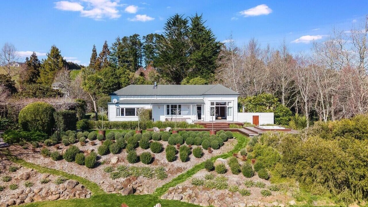Bombay Villa | Luxury Country Estate | Hot Tub, Creek & Views