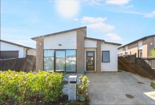 Papakura House | Luxury Ensuite room in modern Home