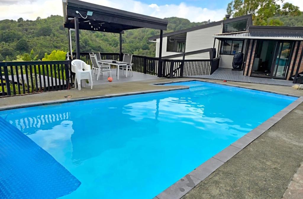 Pinehaven House | Luxury Hilltop Retreat Saltwater Pool, Spa & Sauna