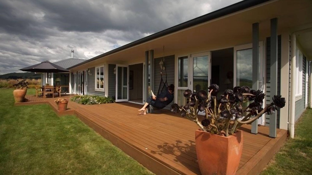 Rotorua House | Luxury Home/Farm Stay with a private lookout to the lake