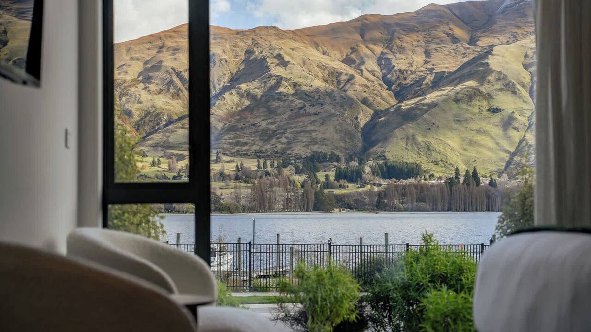 Wanaka Apartment | Luxury Lakefront Studio with Stunning Views