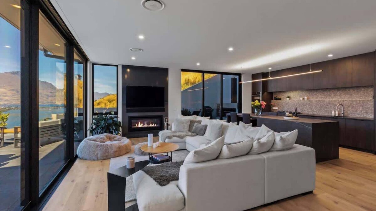 Frankton House | Luxury on Lynch Lane | BBQ, Hot Tub, Free Parking, AC