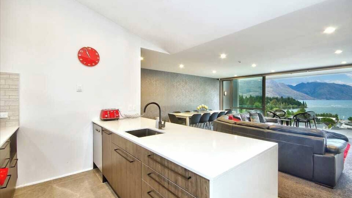 Queenstown City Centre Apartment | Luxury on the Lake by Southern Comfort Accommodation