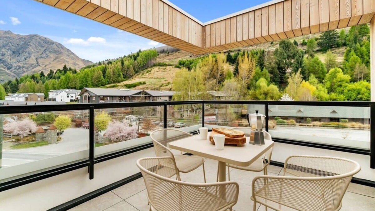 Arthur's Point Apartment | Luxury Penthouse with Mountain Views in Queenstown
