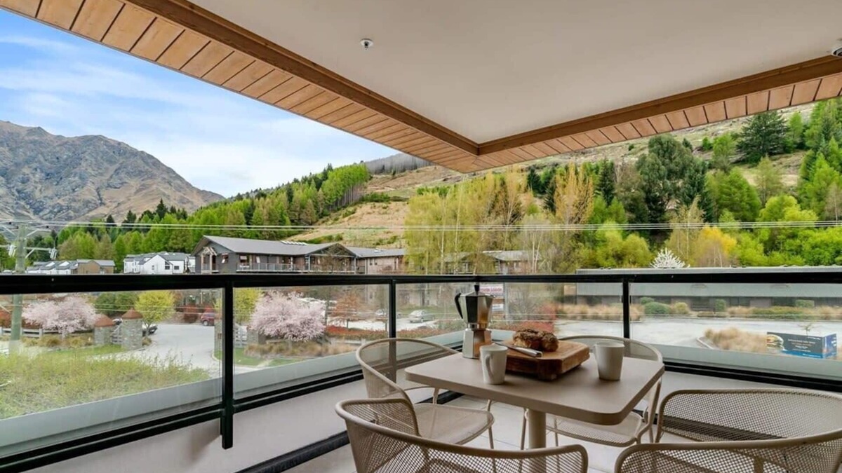 Arthur's Point Apartment | Luxury Queenstown Apartment with Mountain Views