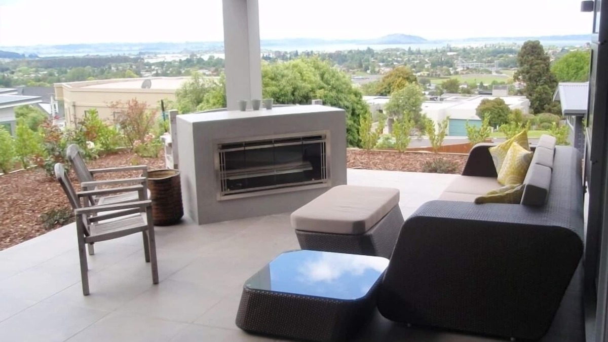 Rotorua House | Luxury Rotorua Executive Home with Lake Views: Relax, Unwind, and Enjoy
