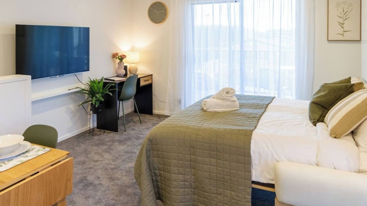 Christchurch City Centre House | Luxury Studio With Balcony - Close to Supermarket
