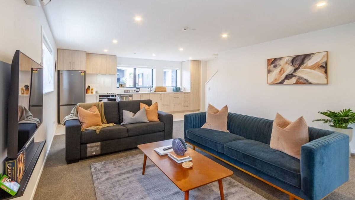 Christchurch City Centre House | Luxury Townhouse with Enclosed Balcony | Sleeps 8